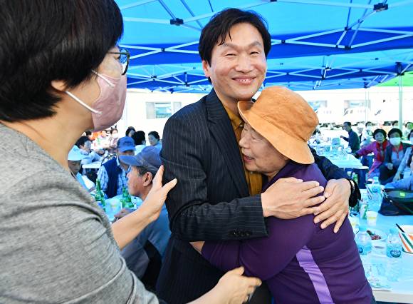2일 조현일 경산시장이 노인체육대회 참석 어르신과 포옹을 하고 있다. [사진=경산시]