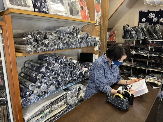오오노야 우메자와 사장 뒤로 쌓여있는 일본 전통 문양 천들. 이곳에서 판매하는 천 제품은 모두 수제로 만들어진다. 김현예 도쿄 특파원