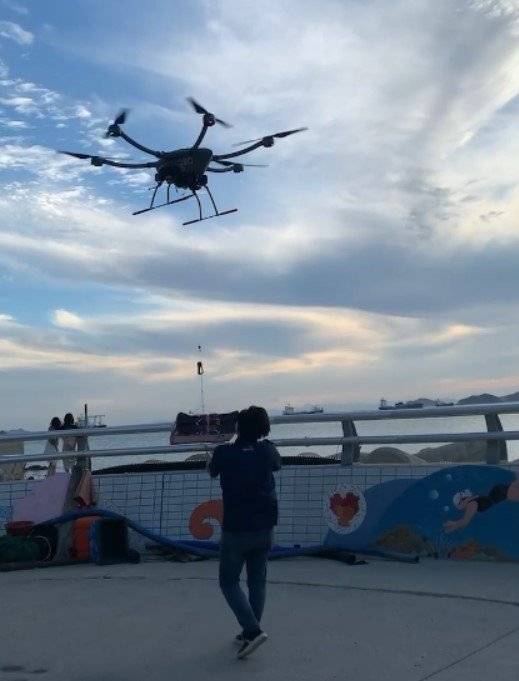해양드론기술 황의철 대표가 지난달 27일 드론에 배달 물품을 실어 날려보내고 있다. 사진 해양드론기술
