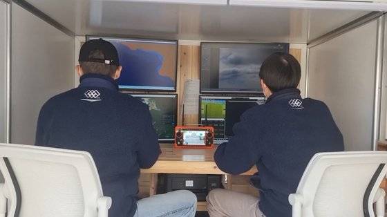 해양드론기술 직원들이 지난달 27일 관제센터에서 배달중인 드론을 모니터하고 있다. 사진 해양드론기술