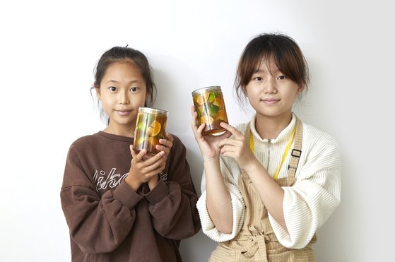 노주하(왼쪽)·목윤서 학생기자가 상큼하고 비타민C가 풍부한 제철 청귤로 청귤청을 만들었다.