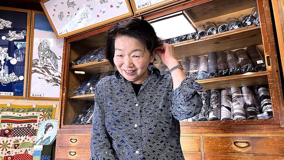 천가게 오오노야를 지키고 있는 우메자와 할머니. 마스크를 쓰고 인터뷰를 하다 사진 촬영을 위해 잠시 벗어달라 요청하니 수줍게 머리를 넘기며 웃었다. 김현예 도쿄 특파원