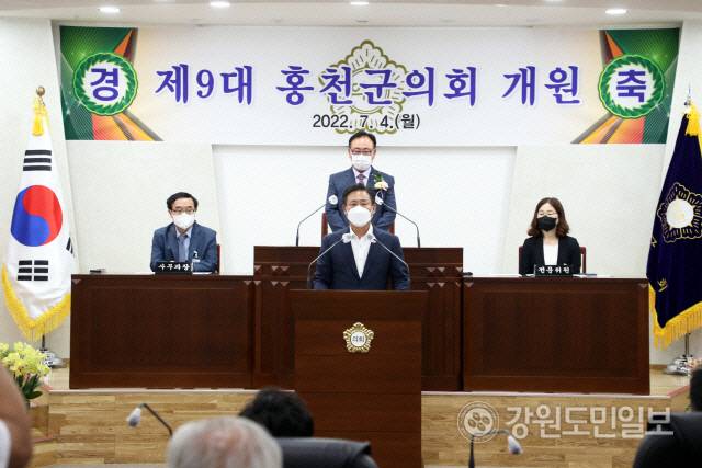 ▲ 제9대 홍천군의회 개원식이 4일 의회 본회의장에서 박영록·최이경·용준식·이광재·김광수·용준순·나기호·황경화 의원과 신영재 홍천군수, 각 사회단체장 등이 참석한 가운데 열렸다.