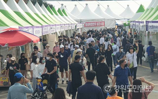 ▲ 지난 달 30일 횡성종합운동장에서 개막한 제18회 횡성한우축제 채험부스 곳곳에 방문객이 대거 몰려 성황을 이루고 있다. 축제는 4일 폐막한다. 박창현