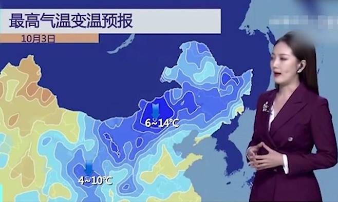 중국 관영(CC)TV 기상 캐스터가 중국 동북부 지역 최고 기온이 떨어졌다고 설명하고 있다. (출처 : 중국 관영(CC)TV )