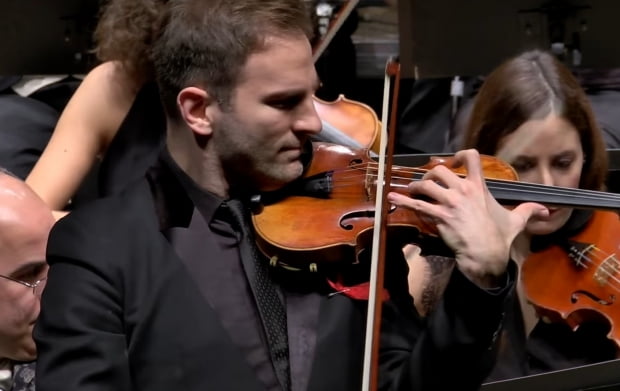 바이올리니스트 스테판 밀렌코비치가 2017년 중유럽 오케스트라와 파가니니 협주곡 2번 3악장을 연주하는 모습. 사진=Mitteleuropa Orchestra