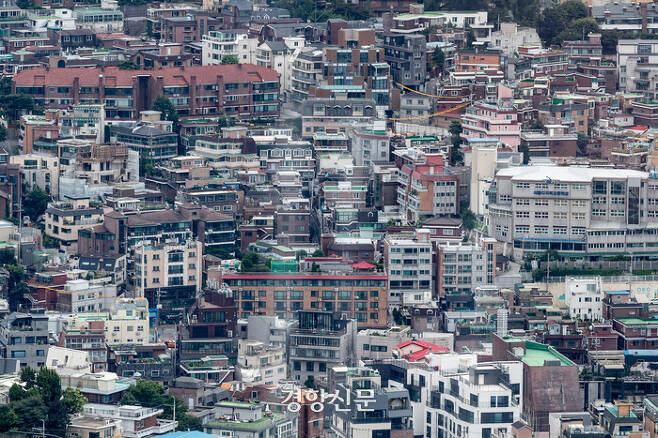 서울 중구 남산서울타워에서 바라본 서울 주택가 모습. 문재원 기자