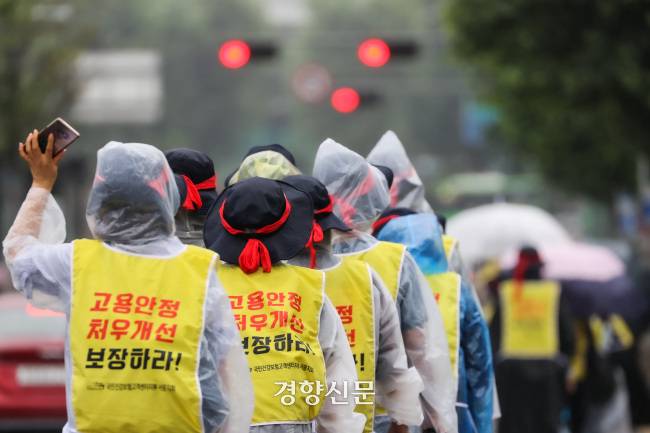 국민건강보험공단 고객센터 노동자들이 지난해 6월18일 고객센터 직영화를 요구하며 거리 시위를 하고 있다. 이준헌 기자