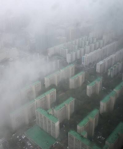 3일 서울 여의도 63스퀘어 전망대에서 바라본 아파트단지. 이날 심상정 정의당 의원이 공개한 자료를 보면 2020년 이후 주택을 구매한 사람 10명 중 3명은 임대 목적 구매자였으며 세입자 보증금 비율이 80%를 넘는 ‘갭투기’가 임대 목적 구매자의 28%를 차지했다. 연합뉴스