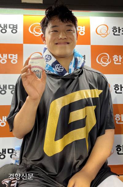 슈퍼루키 한화 문동주 ‘프로 데뷔 첫 승’ 한화 고졸 신인 문동주가 3일 대전 SSG전에서 선발 승으로 프로 데뷔 첫 승을 거둔 뒤 승리를 결정지은 마지막 공을 들고 환하게 웃고 있다. 대전 | 김하진 기자