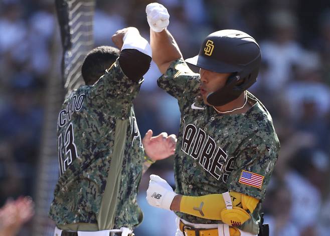 샌디에이고 파드리스 김하성(오른쪽)이 3일 시카고 화이트삭스전 7회말에 솔로홈런을 친 뒤 매니 마차도와 세리머니를 하고 있다. 샌디에이고 | AP연합뉴스