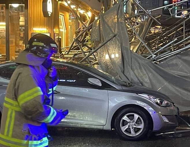 인천시 부평구 삼산동 주차타워 건축 현장에서의 안전펜스가 3일 오후 9시17분쯤 무너져 있는 모습. 연합뉴스