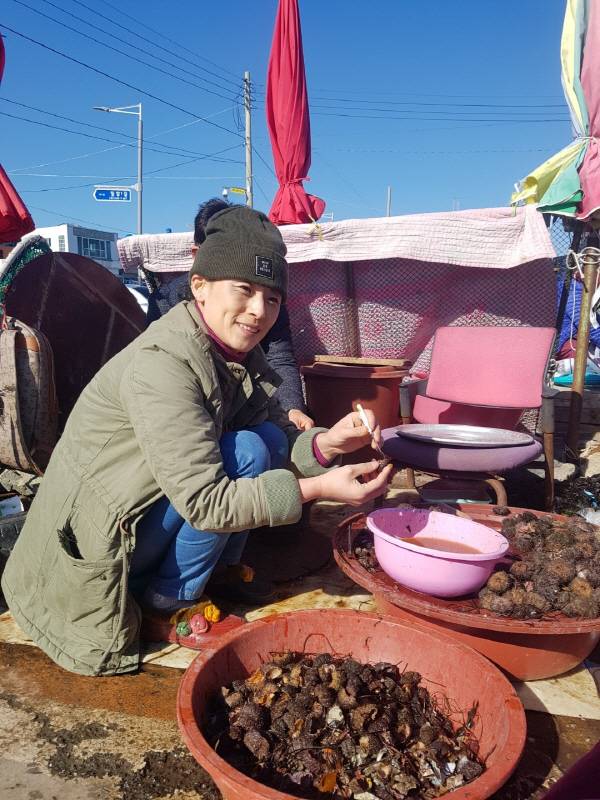 해녀의 마음의 빗장을 풀기 위해 김 작가는 마늘까기, 파 다듬기, 해산물 손질 등을 기꺼이 함께 했다.