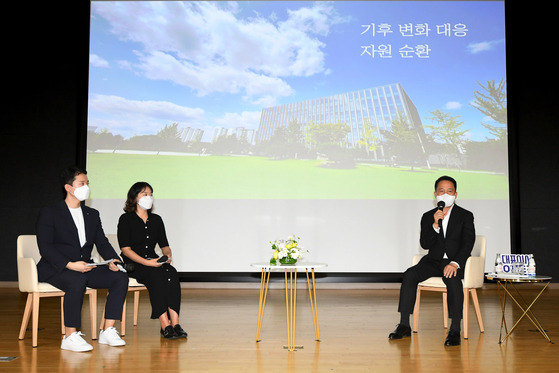 Samsung SDI CEO Choi Yoon-ho talks about the importance of environmental management during a meeting with its employees at the Cheonan plant in South Chungcheong on Sept. 29. [SAMSUNG SDI]