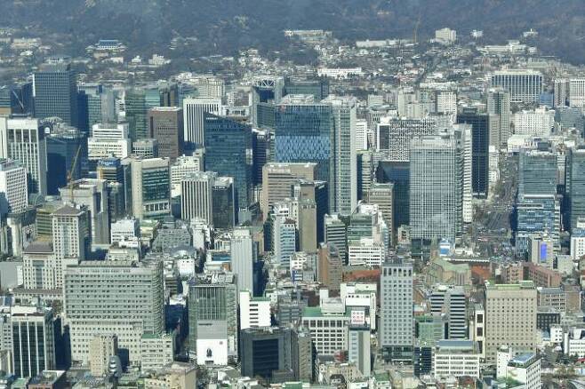 서울 남산에서 바라본 기업 빌딩들 모습.   사진=박효상 기자