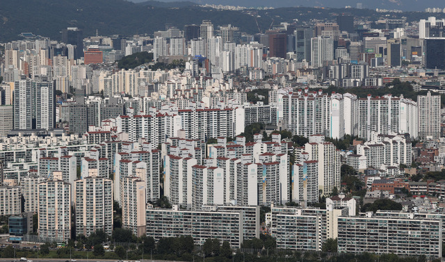 서울 여의도 63스퀘어에서 바라본 시내 아파트 단지 모습. 연합뉴스