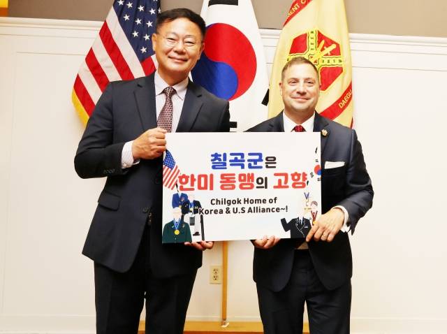 김재욱 군수는 지난달 30일 미 육군 대구기지사령부 주관으로 왜관읍 캠프캐롤에서 열린 ‘한미 동맹 리셉션’에 참석했다. 오른쪽 브라이언 쇼흔 대구기지 사령관.  칠곡군 제공
