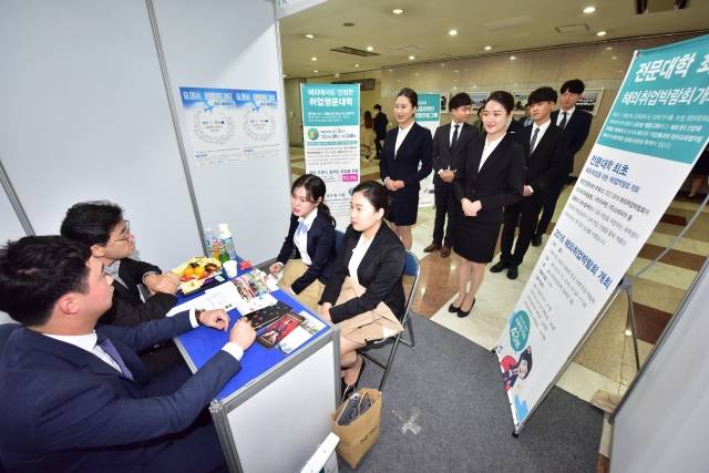 호텔항공관광과 학생들이 교내에서 열린 해외취업박람회장에서 호주 메리트 시드니 호텔 면접에 임하고 있는 모습. 영진전문대 제공