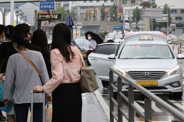 3일 오후 서울 중구 서울역 택시 승강장에서 택시를 기다리는 시민들 모습. 연합뉴스