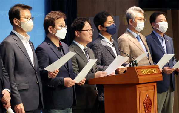 박범계 더불어민주당 윤석열 정권 정치탄압대책위원회 위원장(왼쪽 셋째)이 3일 서울 국회에서 `감사원의 문재인 전 대통령 조사`의 부당성에 대해 이야기하고 있다. [김호영 기자]