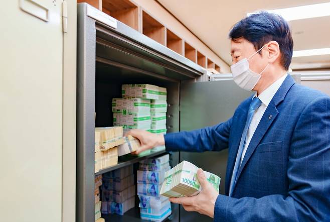권준학 NH농협은행장은 지난 30일 일선 영업점을 방문해 시재금 등 내부통제 점검을 직접 실시했다/사진=농협은행 제공
