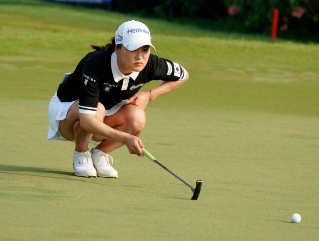 지난 8월20일 인도네시아 자카르타 폰독인다 골프코스에서 열린 '2022 시몬느 아시아퍼시픽 컵' 최종 라운드에서 한국팀 유소연이 2번홀 퍼팅라인을 살피고 있다. /사진제공=시몬느 아시아퍼시픽 컵 대회 조직위원회