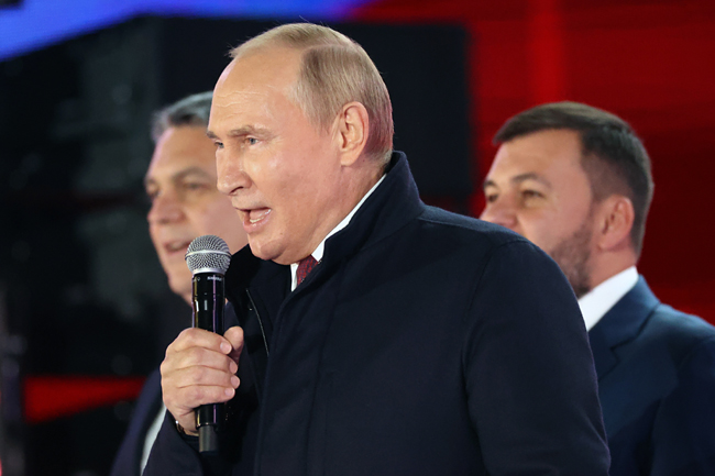 블라디미르 푸틴 러시아 대통령이 지난달 30일(현지시간) 모스크바 붉은광장에서 열린 우크라이나 점령지 병합 기념행사에 참석해 연설하고 있다. AP 뉴시스