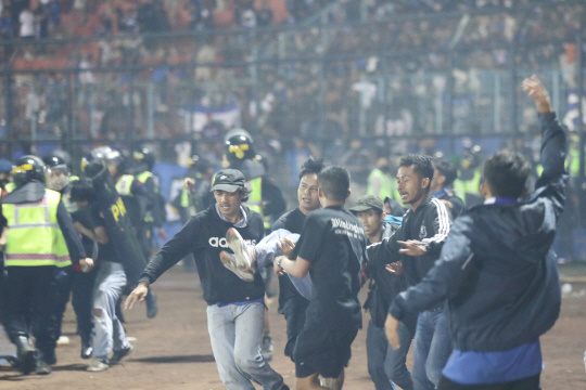 : ‘관중 난입’으로 참사가 빚어진 인니 동부 자바주의 축구장. 신화 연합뉴스