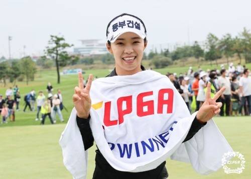 2주 연속 우승으로 박민지의 대항마로 급부상한 김수지. [사진=KLPGA]