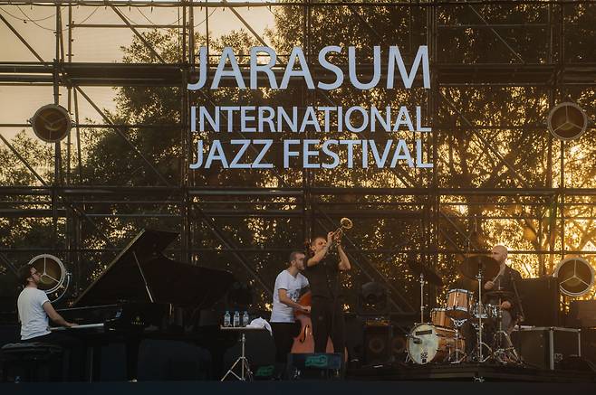 올해로 19회를 맞은 한국 음악축제의 맏형 자라섬제즈페스티벌은 비만 오면 잠기는 외딴 섬을 축제의 도시로 만들었다. [자라섬재즈페스티벌 제공]
