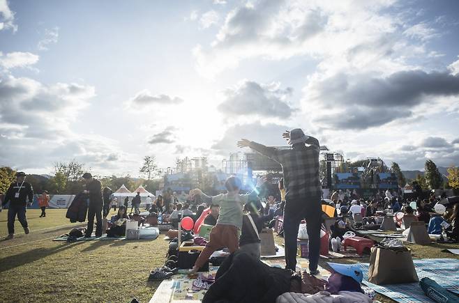 대한민국에 가족 모두가 함께 즐길 수 있는 축제는 드물다. 인재진 자라섬음악페스티벌 총감독은 “대다수의 음악축제는 특정 연령대를 대상으로 하고 있는 상황에서 자라섬 재즈 페스티벌은 1회 때부터 가족들이 함께 올 수 있는 축제를 열어왔다”고 말했다. [자라섬재즈페스티벌 제공]