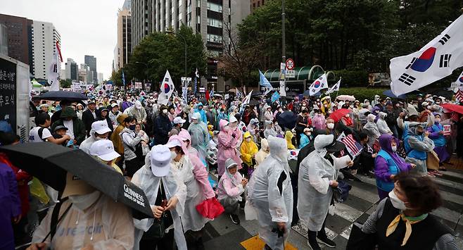 개천절인 3일 오후 서울 세종대로 일대에서 자유통일당 등 보수단체가 집회를 하고 있다. [연합]