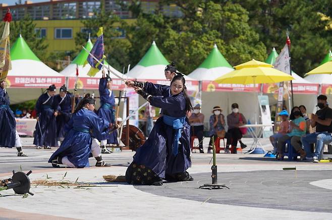 [해남=뉴시스] 명량대첩축제 무예 시범 공연. *재판매 및 DB 금지