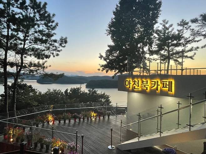 [진주=뉴시스]진주 진양호 아천북카페 전경. *재판매 및 DB 금지