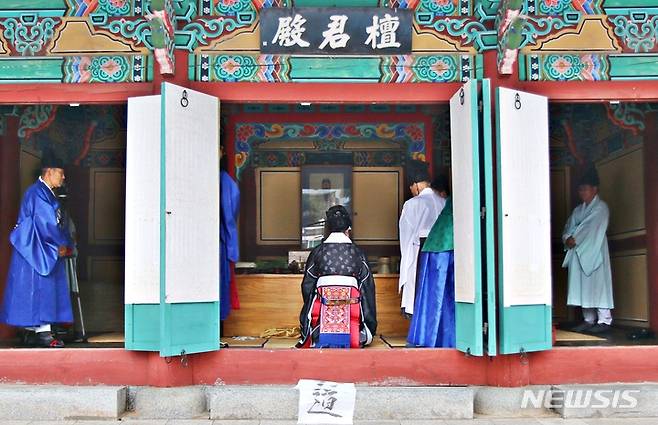 [증평=뉴시스] 강신욱 기자 = 충북 증평단군봉찬회가 3일 단기 4355년 개천절을 맞아 단군전에서 개천대제를 봉행하고 있다. 2022.10.03. ksw64@newsis.com