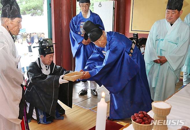 [증평=뉴시스] 강신욱 기자 = 이재영 충북 증평군수가 3일 증평단군전에서 봉행된 단기 4355년 개천대제에서 초헌관을 맡아 폐를 올리는 헌폐례를 하고 있다. 2022.10.03. ksw64@newsis.com