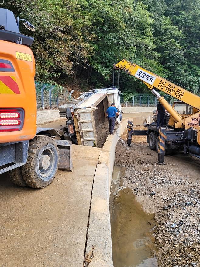 [포항=뉴시스] 강진구 기자 = 3일 오전 10시께 포항시 남구 오천읍 항사리 태풍피해 복구 현장에서 싱크홀이 발생했다.이 사고로 복구를 위해 대기 중이던 대형 덤프트럭이 빈 공간으로 빠지는 사고가 발생했으나 인명피해는 발생하지 않았다.(사진=독자제공) 2022.10.03.photo@newsis.com *재판매 및 DB 금지
