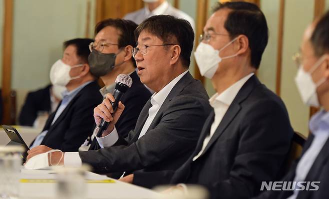 [서울=뉴시스] 국회사진기자단 = 김대기 대통령 비서실장이 3일 서울 종로구 총리공관에서 열린 제5차 고위당정협의회에서 발언을 하고 있다. 2022.10.30. photo@newsis.com