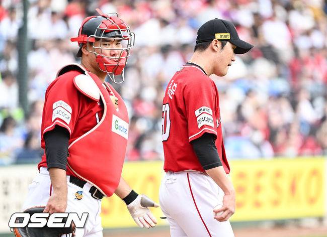 [OSEN=대전, 박준형 기자]1회말 5실점 허용한 SSG 박종훈 선발투수와 이재원 포수가 아쉬워하고 있다. 2022.10.03 / soul1014@osen.co.kr