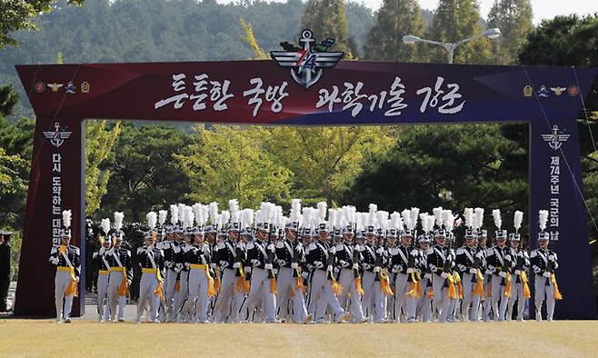 지난 9월 29일 충남 계룡시 계룡대에서 열린 제74주년 국군의날 미디어데이 행사에서 사관학교 생도들이 열병을 위해 연병장으로 들어서고 있다. 공동취재사진