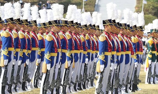 육군사관 생도들이 지난 1일 충남 계룡시 계룡대에서 열린 제74주년 국군의날 기념식에서 도열하고 있다. 연합뉴스