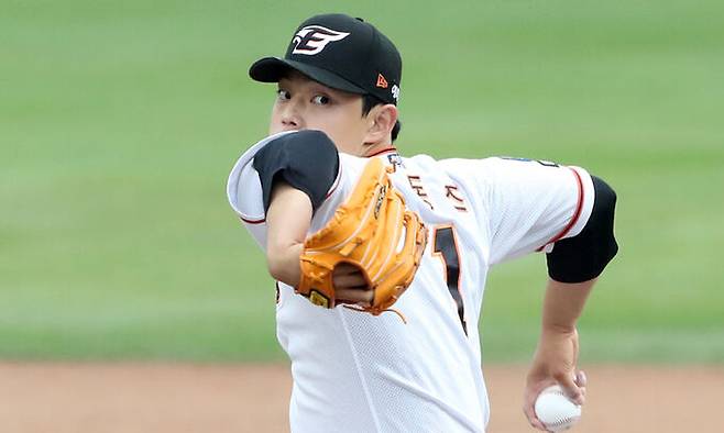 3일 대전 중구 한화생명 이글스파크에서 열린 프로야구 '2022 신한은행 SOL KBO리그' SSG 랜더스와 한화 이글스의 경기에서 한화 선발투수 문동주가 역투하고 있다. 뉴스1