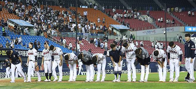 두산 선수들이 지난달 20일 오후 서울 잠실구장에서 열린 NC와 경기를 마치고 홈 팬들에게 인사하고 있다. 뉴시스