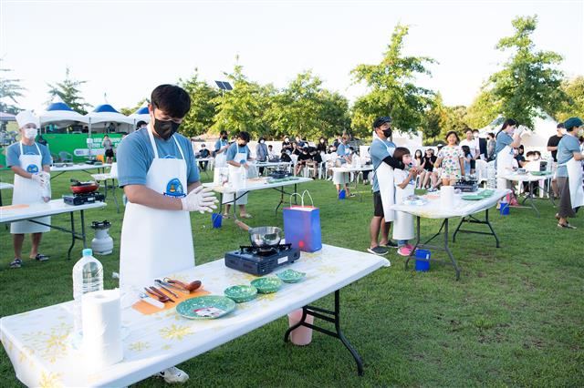 지난 8월 27일 낙동강 구미캠핑장에서 열린 라면 캠핑 페스티벌의 ‘라면 요리 이색 대결’에 참가한 사람들이 요리를 준비하고 있다.구미시 제공