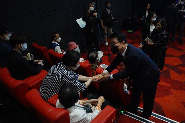 문헌일(오른쪽) 서울 구로구청장이 지난달 22일 열린 ‘제23회 사회복지의 날’ 기념행사에 참석한 사회복지 분야 종사자와 악수를 하고 있다. 구로구 제공