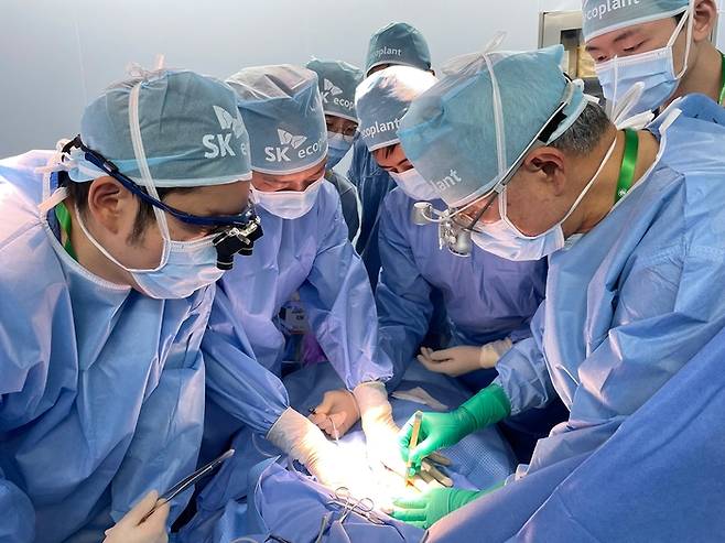 베트남 의료봉사 수술 장면, 베트남 의료진들이 참관해 수술법을 배우고 있다