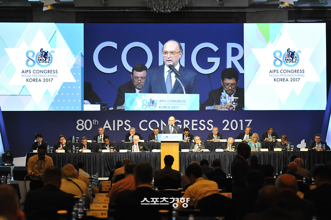 한국이 2023 AIPS 총회를 유치했다. 평창 동계올림픽을 앞두고 2017년 평창에서 개최된 제80차 AIPS 총회에서 자니 멜로 회장이 연설하고 있다. ｜한국체육기자연맹 제공