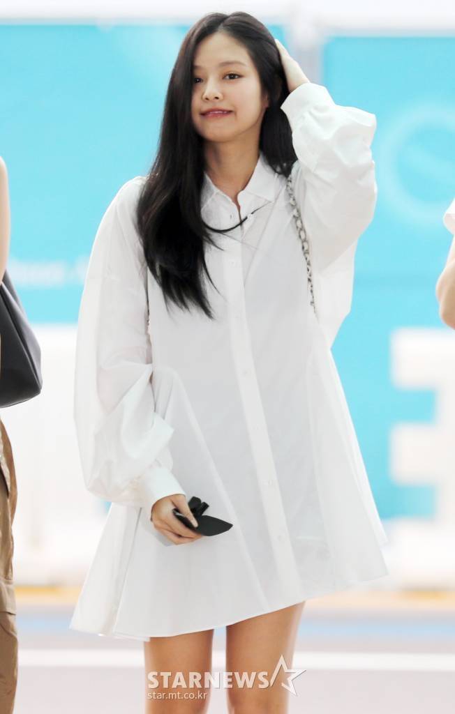 그룹 블랙핑크 제니가 미국 프로모션을 일정을 위해 25일 오후 인천국제공항을 통해 출국하고 있다. 2022.08.25 /사진=임성균 기자 tjdrbs23@