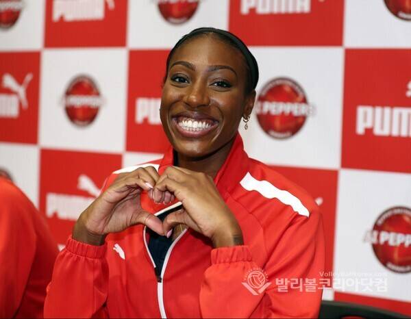 페퍼저축은행 외국인선수 니아 리드, 팬들에게 첫 인사.