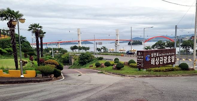 폐업한 '삼천포해상관광호텔' 오션뷰 (사천=연합뉴스) 지성호 기자 = 3일 폐업한 채 방치된 '삼천포해상관광호텔' 정문에서 바라본 바다 전망. 2022.10.3 shchi@yna.co.kr(끝)